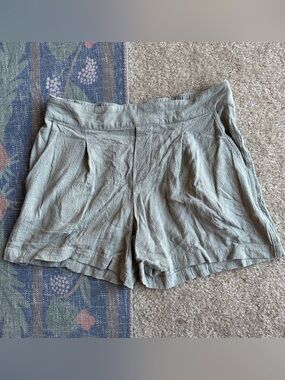 High-Waist Pleated Linen-Blend Women's Shorts in Light Sage